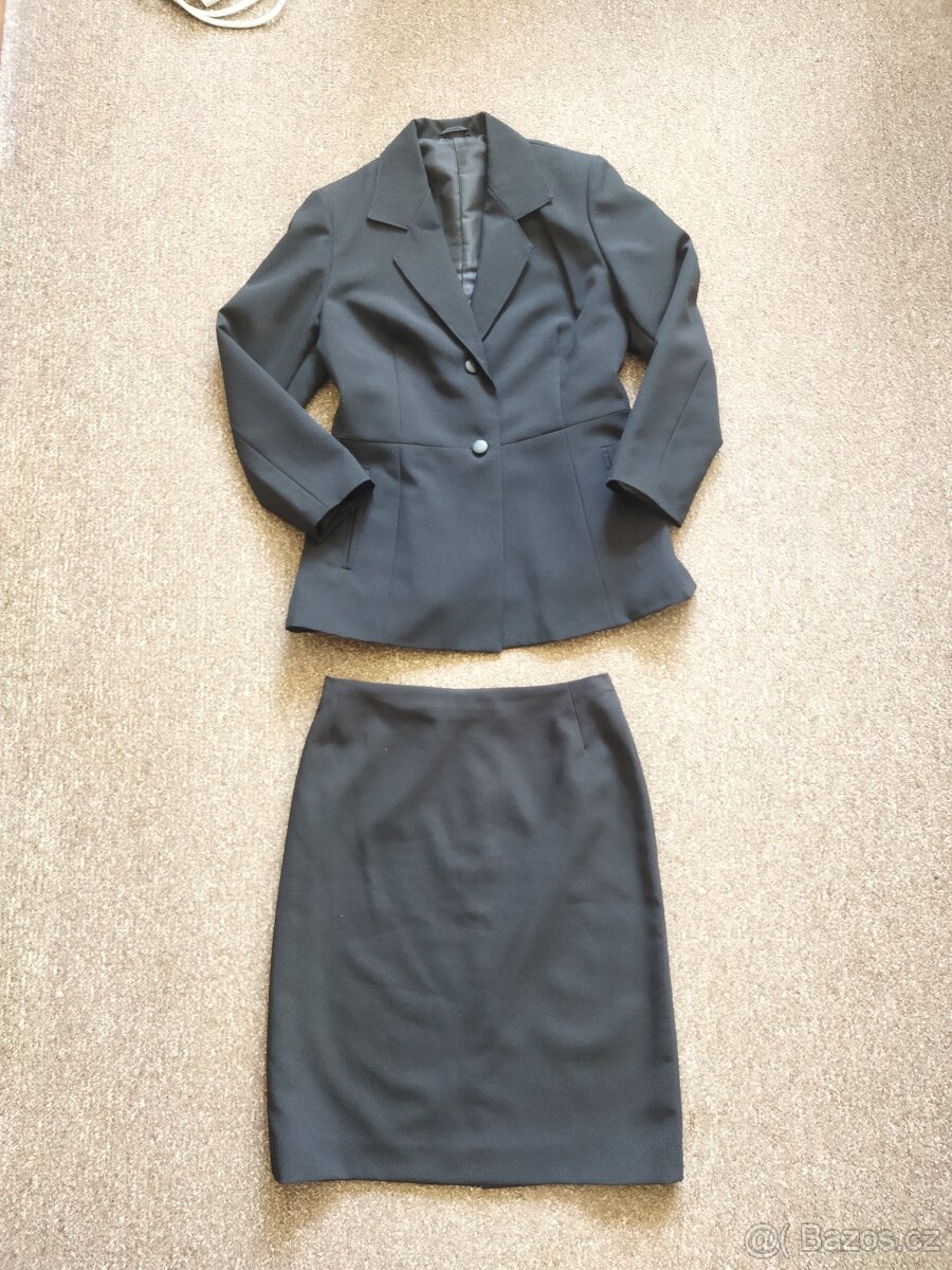 Černý dámský kostým.