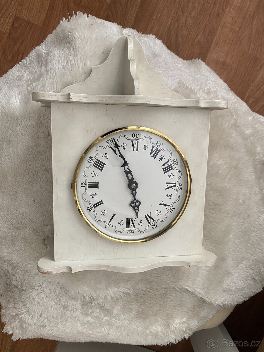 Bílé hodiny na zeď