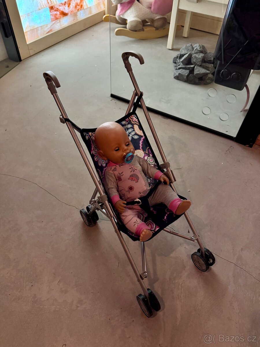 Dětský kočárek pro panenky a panenka v ceně