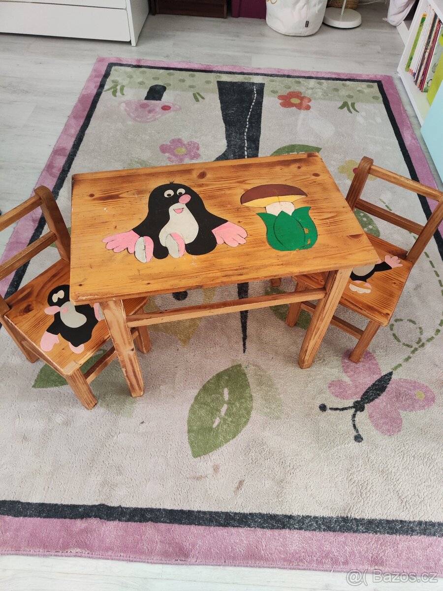 Dětský dřevěný stoleček se židlemi