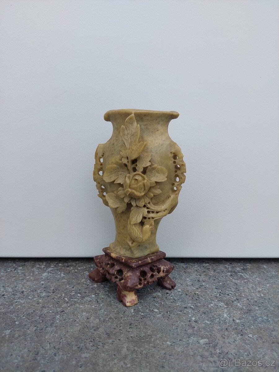 Starožitná Vázička řezaná mastek