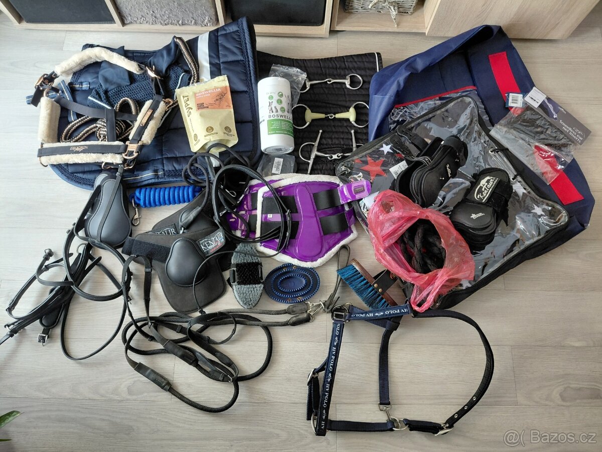 Mnoho věcí na kone a jezdce