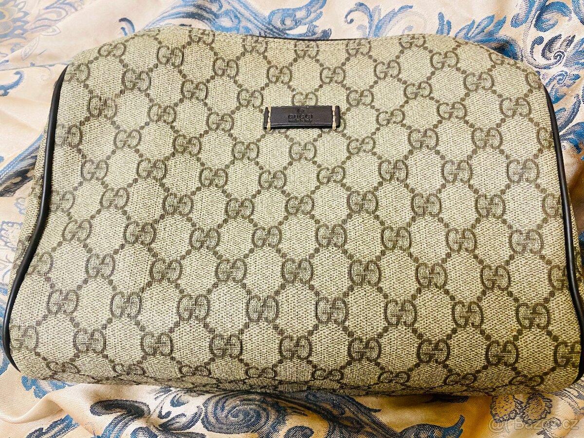 GUCCI GG Supreme Large Toiletry Case
