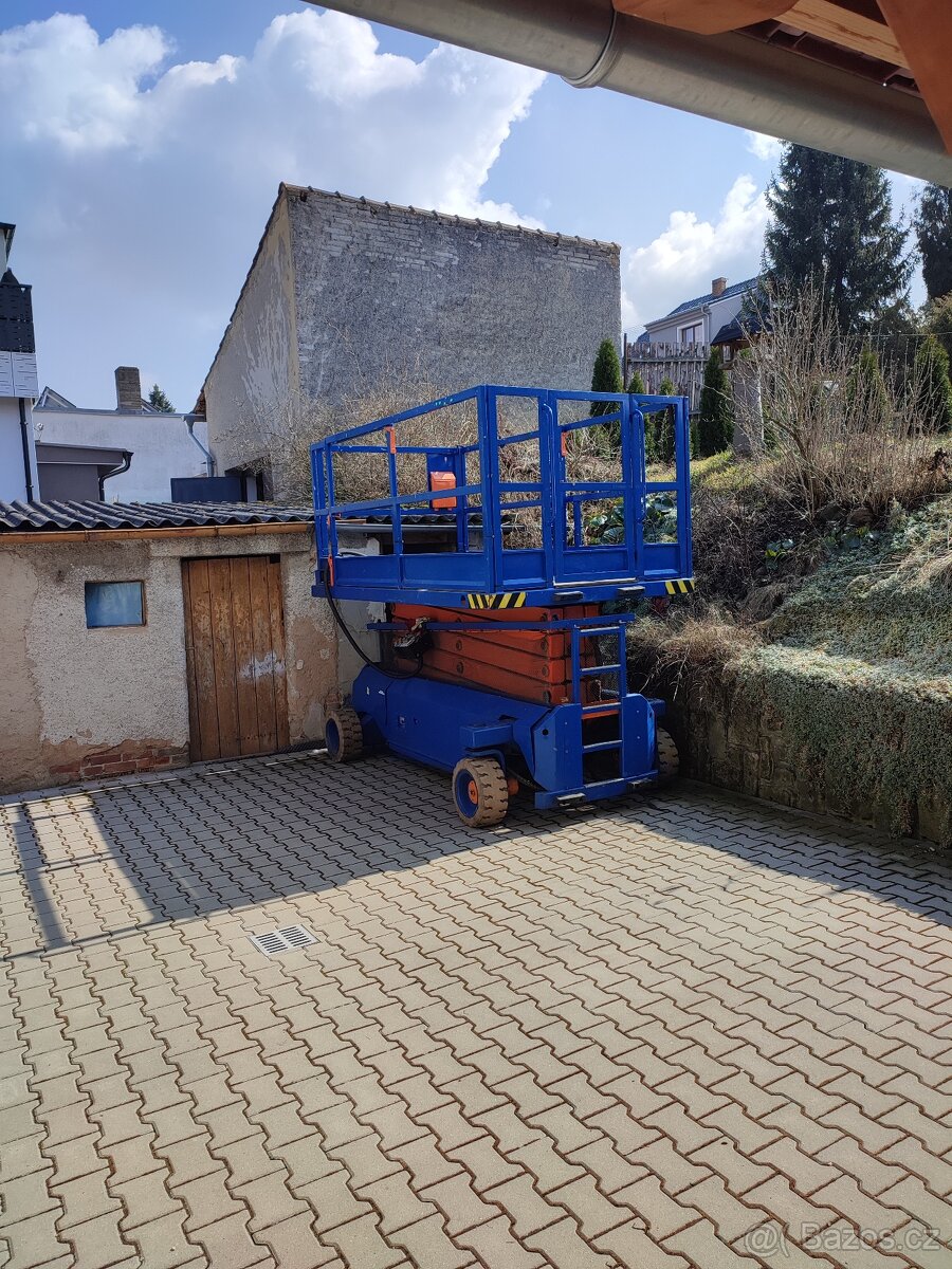 nůžková pracovní plošina