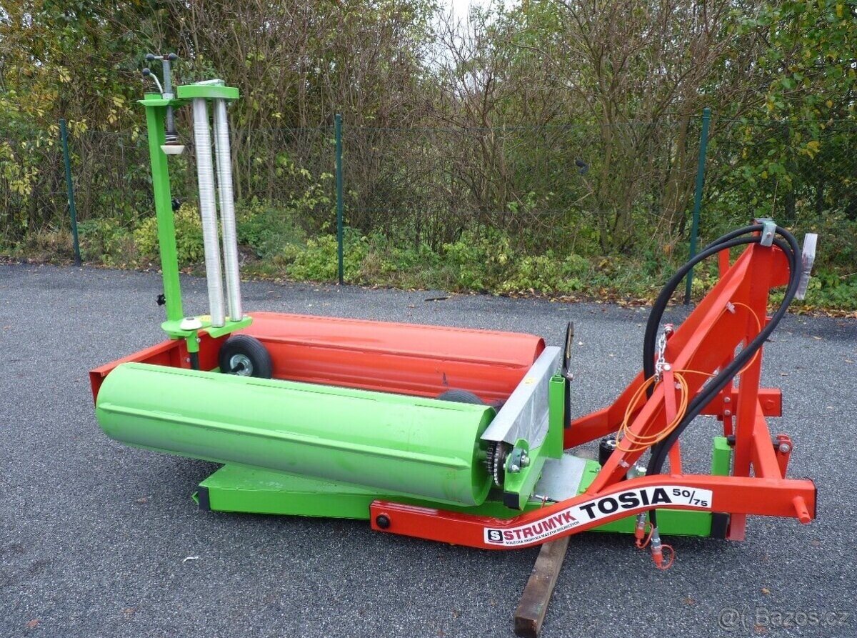 Oviječka na balíky nesena za traktor