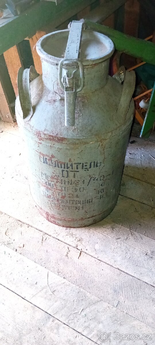 Starý vojenský sud přepravka