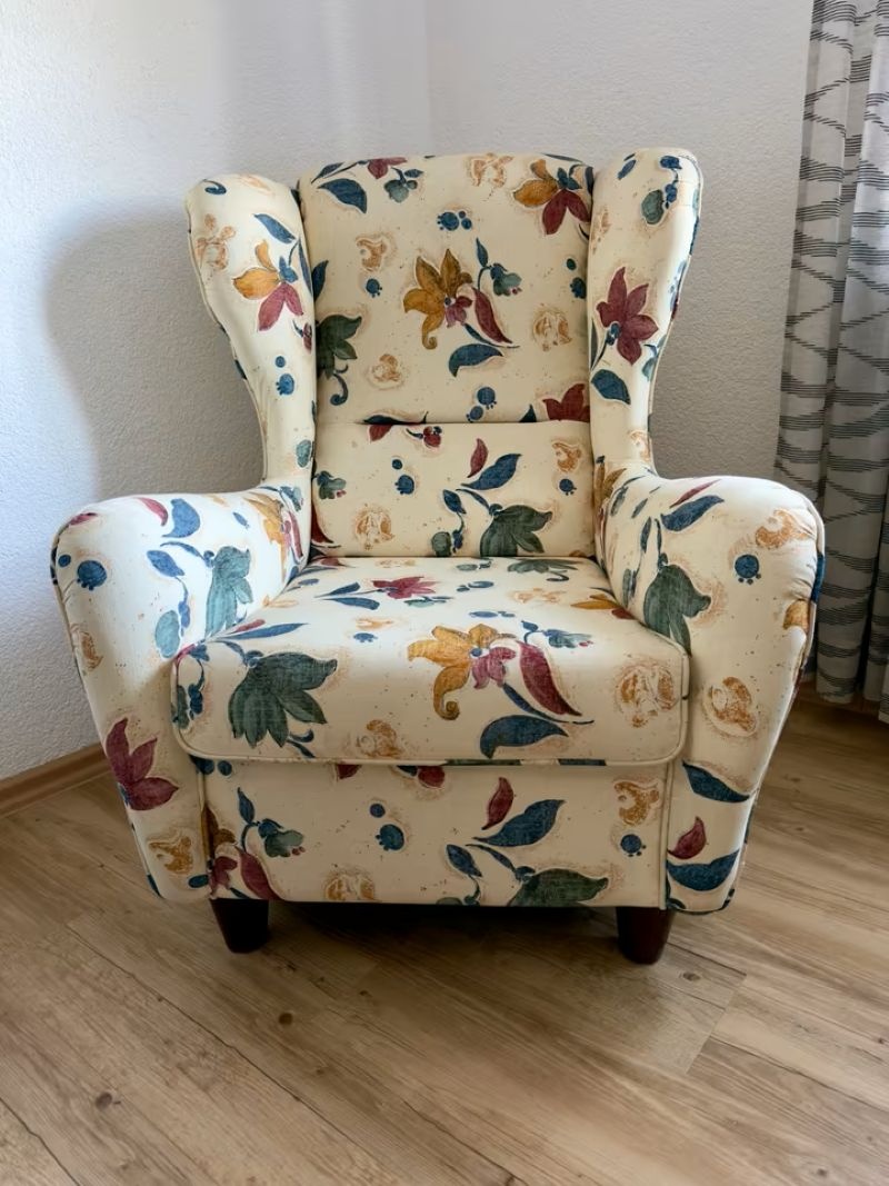 Křeslo s květinovým vzorem a taburet - top stav