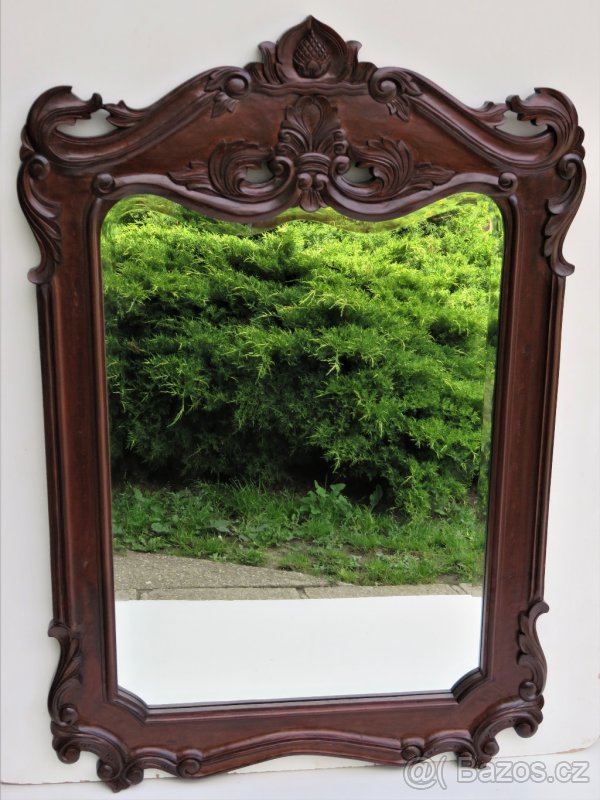 Vyřezávaný rám s fazetovým zrcadlem.