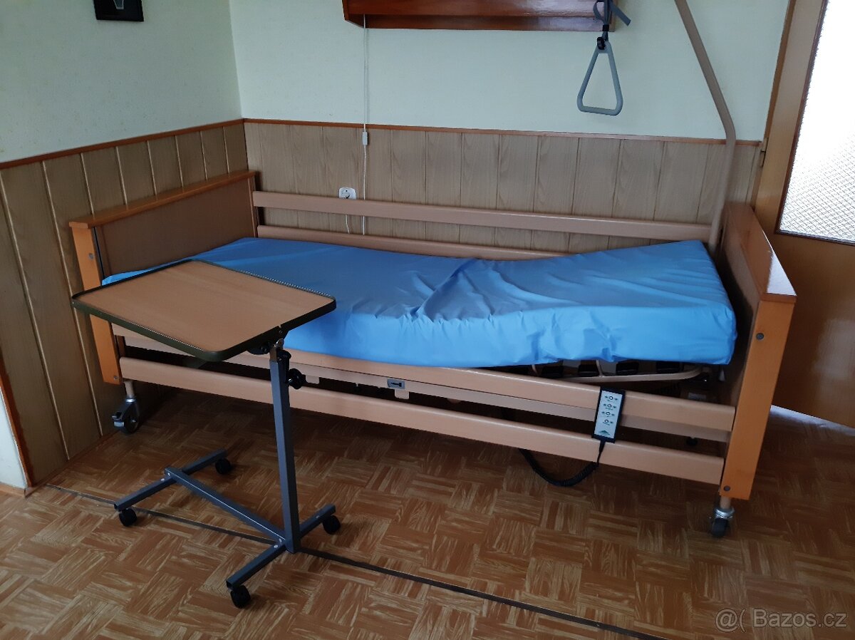 Zdravotní polohovací postel + stolek