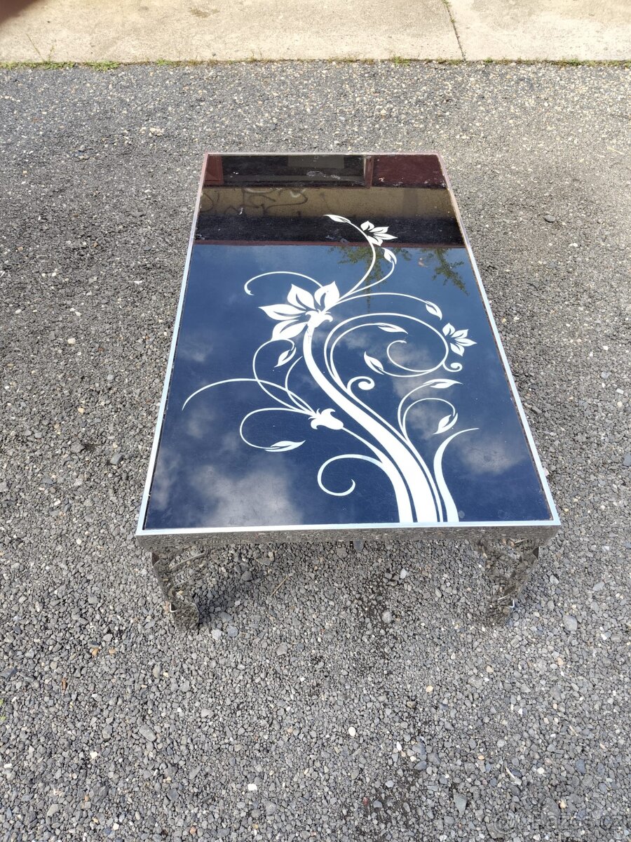 Skleněný konferenční stůl.