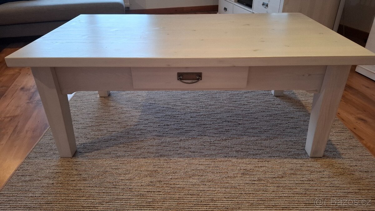 konferenční stůl dřevěný