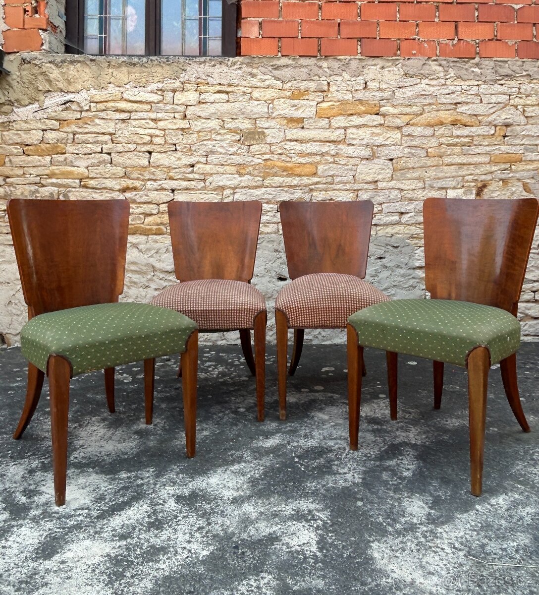 set stolu a židlí J.Halabala