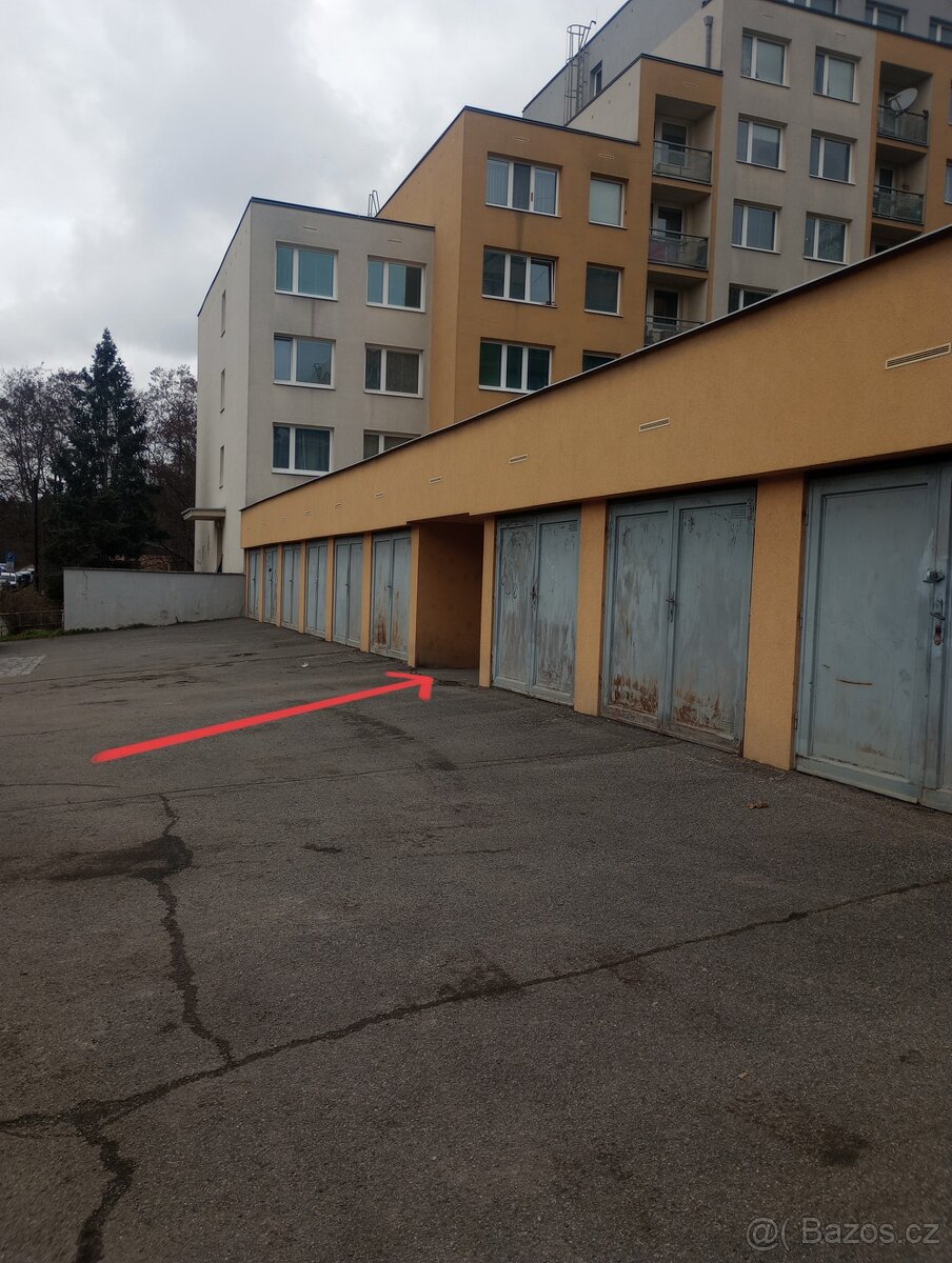 Garáž v ulici Ke Skalkám, Praha 10