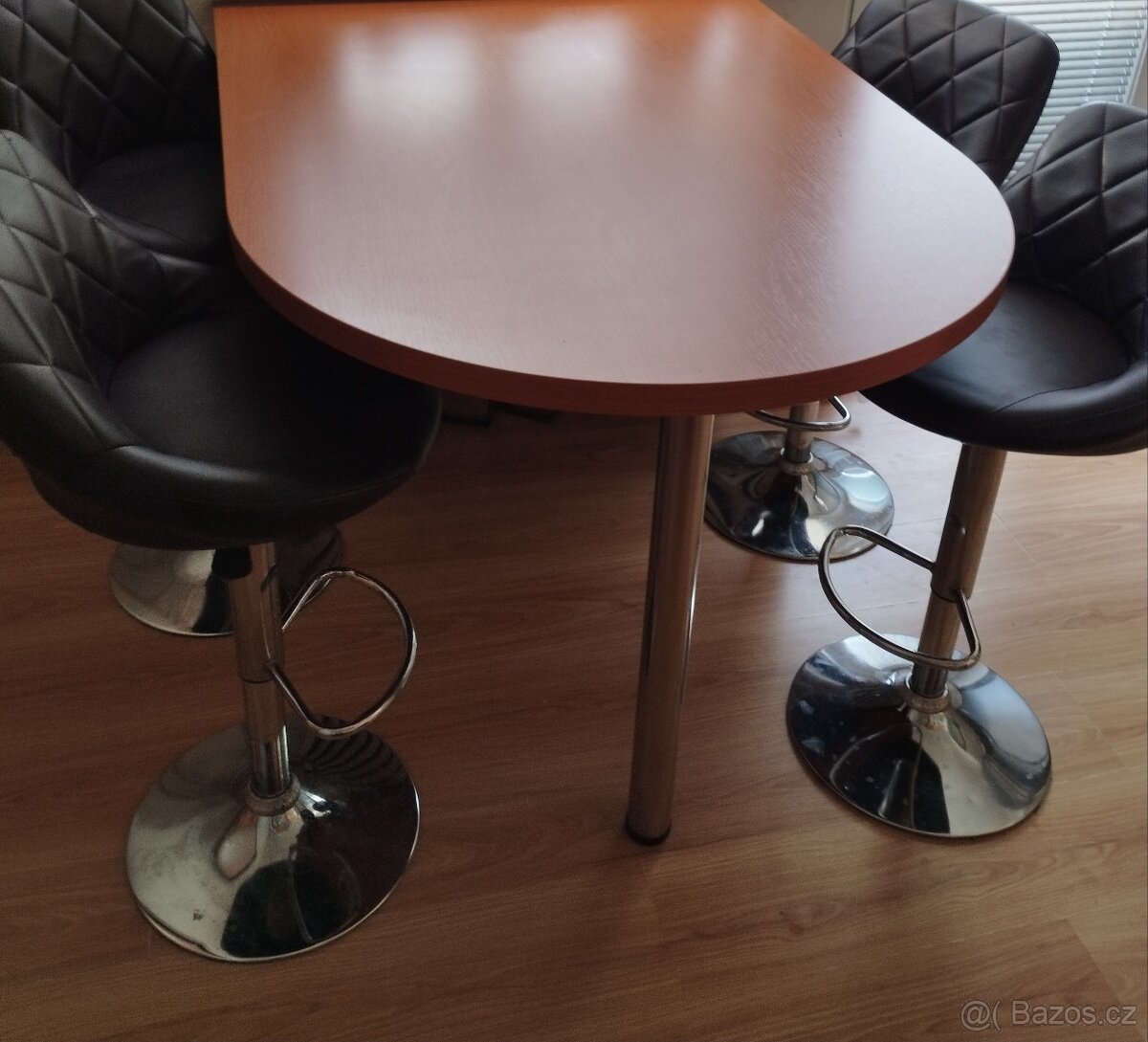 Jídelní barový velký stůl