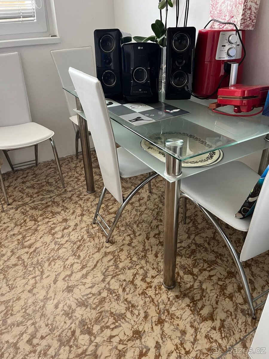 Moderní skleněný jídelní stůl s policí (chrom/sklo)