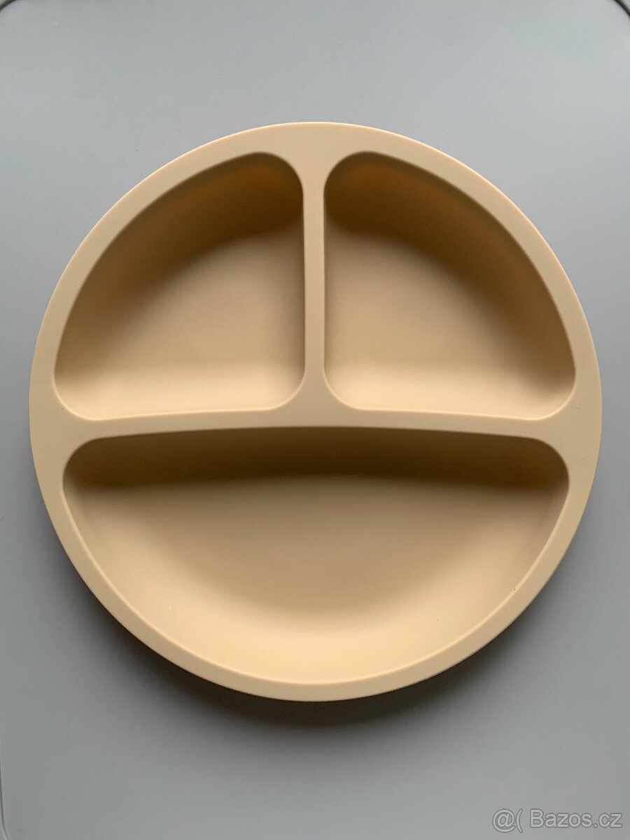 Nový silikonový talíř s přísavkami béžový pro děti