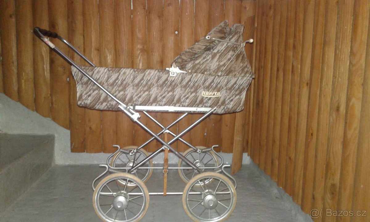 Retro kočárek pro panenky Liberta