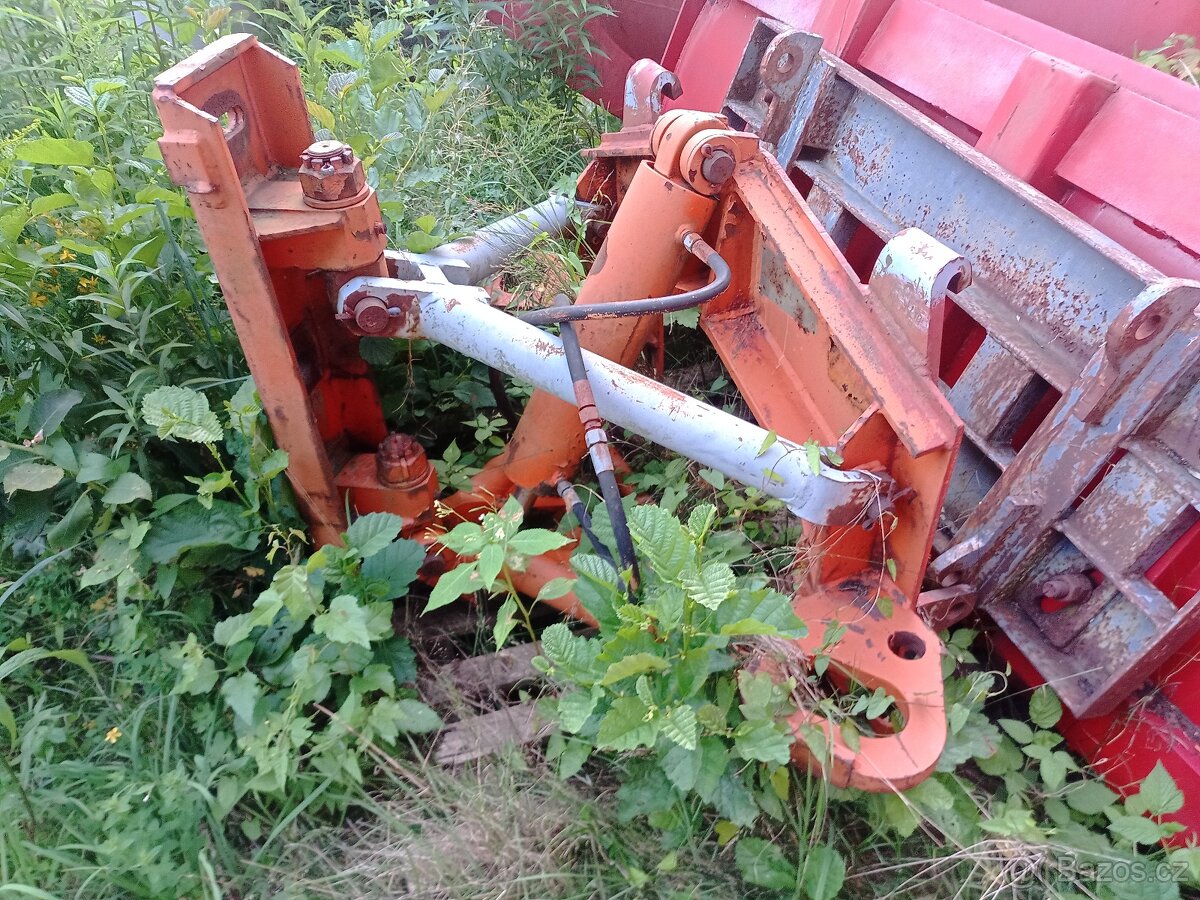 Zvedací zařízení radlice pluh