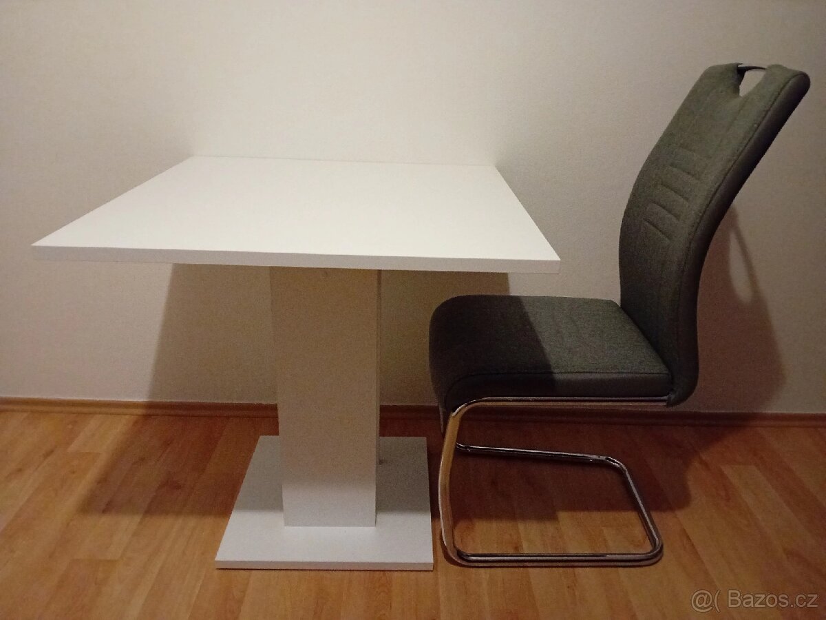 Bílý stůl s houpací židlí