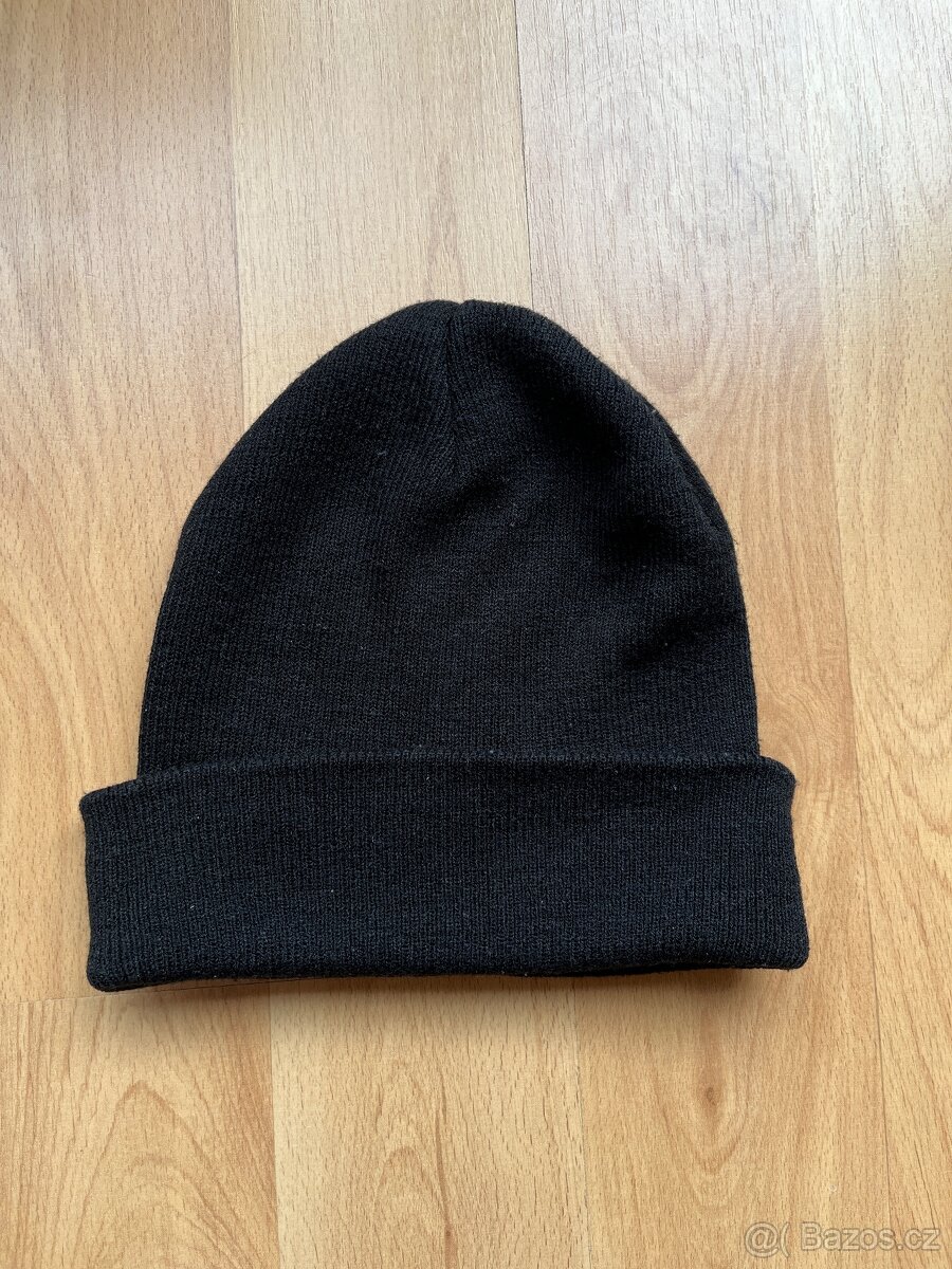 Černá zimní čepice