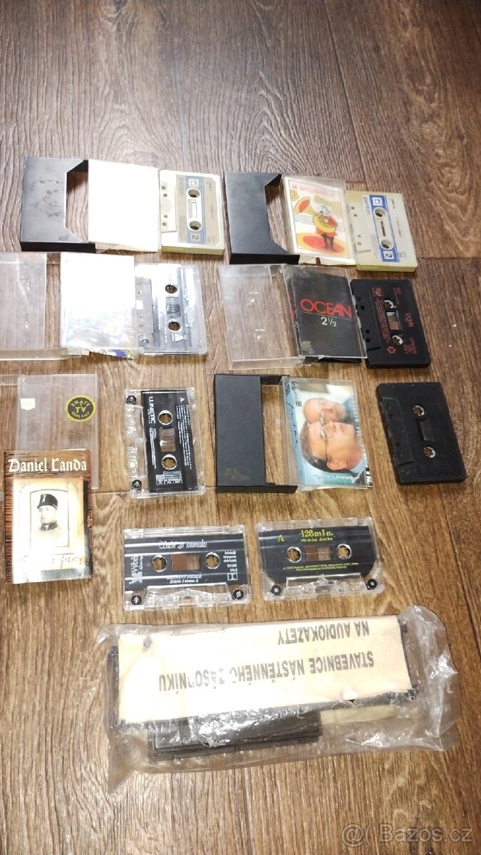 Kazety originální a stojánek na kazety