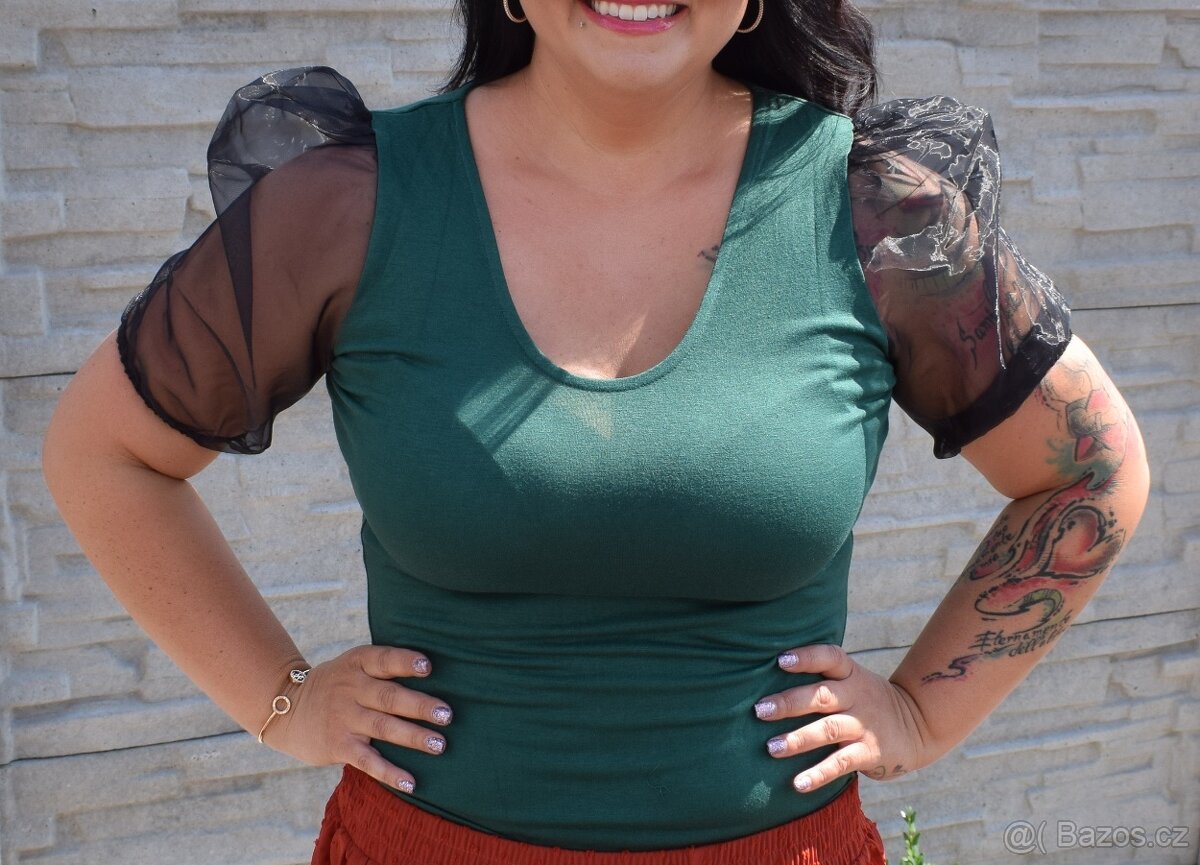 Tmavě zelené triko s volánky