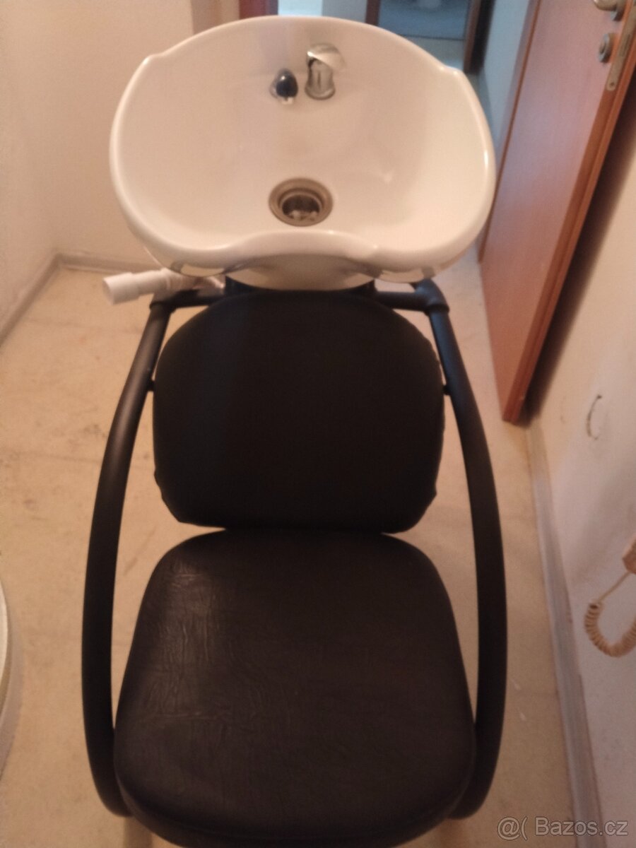 Kadeřnický mycí box