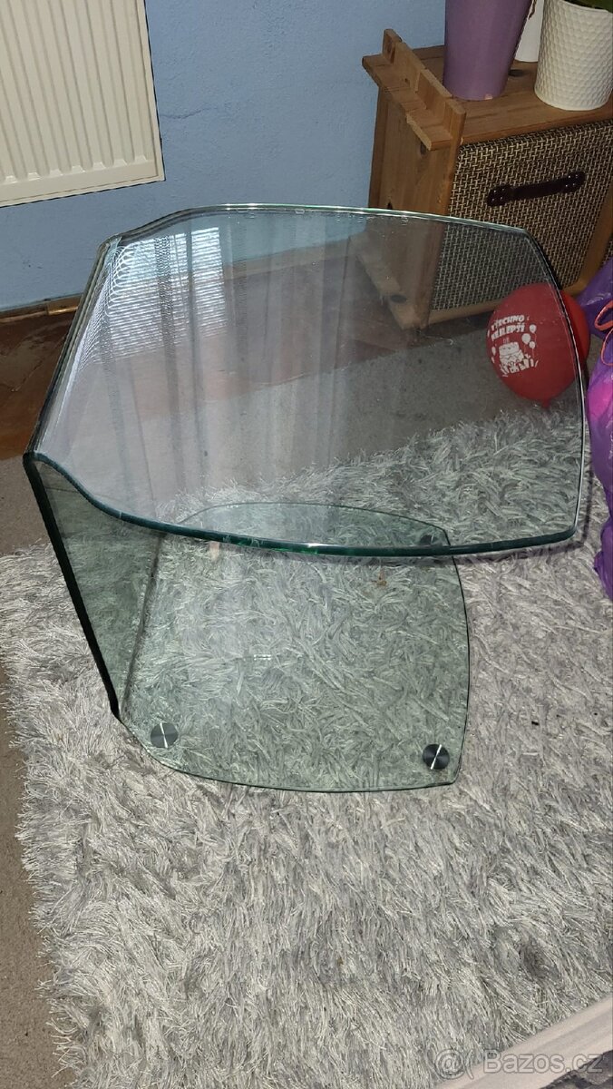 Stolek z kvalitniho tvrzeneho skla.