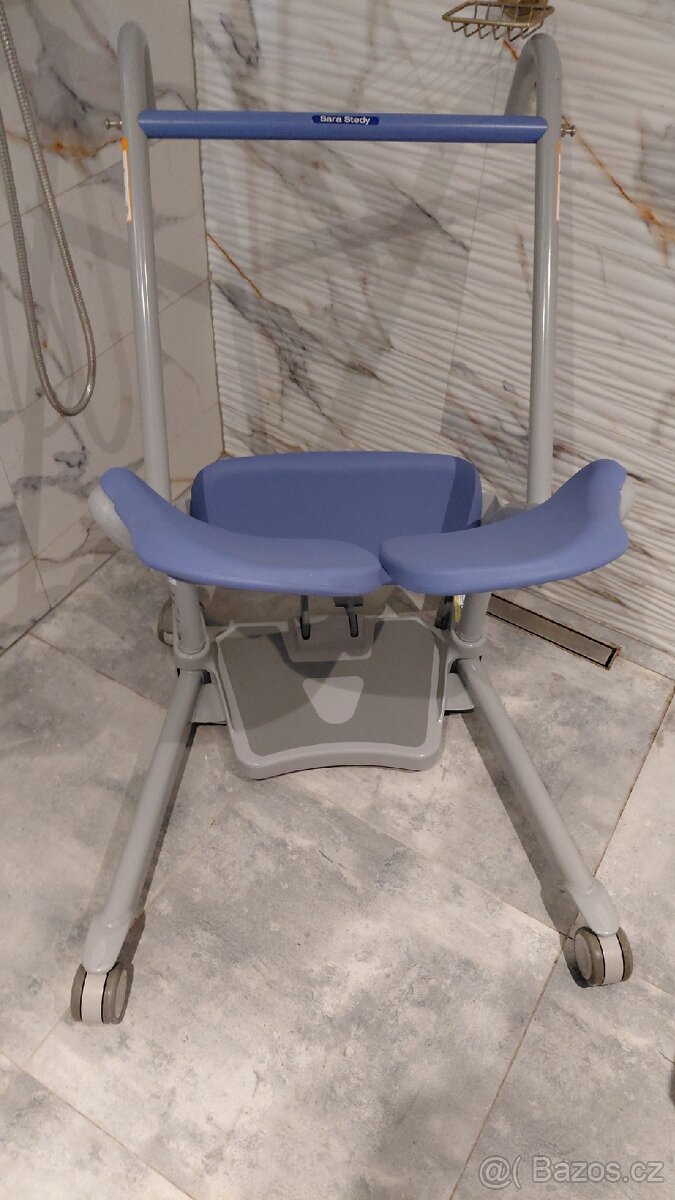 Mobilní zvedací křeslo pro přesun seniora