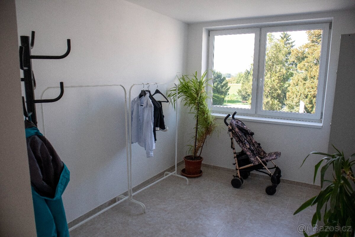 Kancelář s umyvadlem - salón 10m2