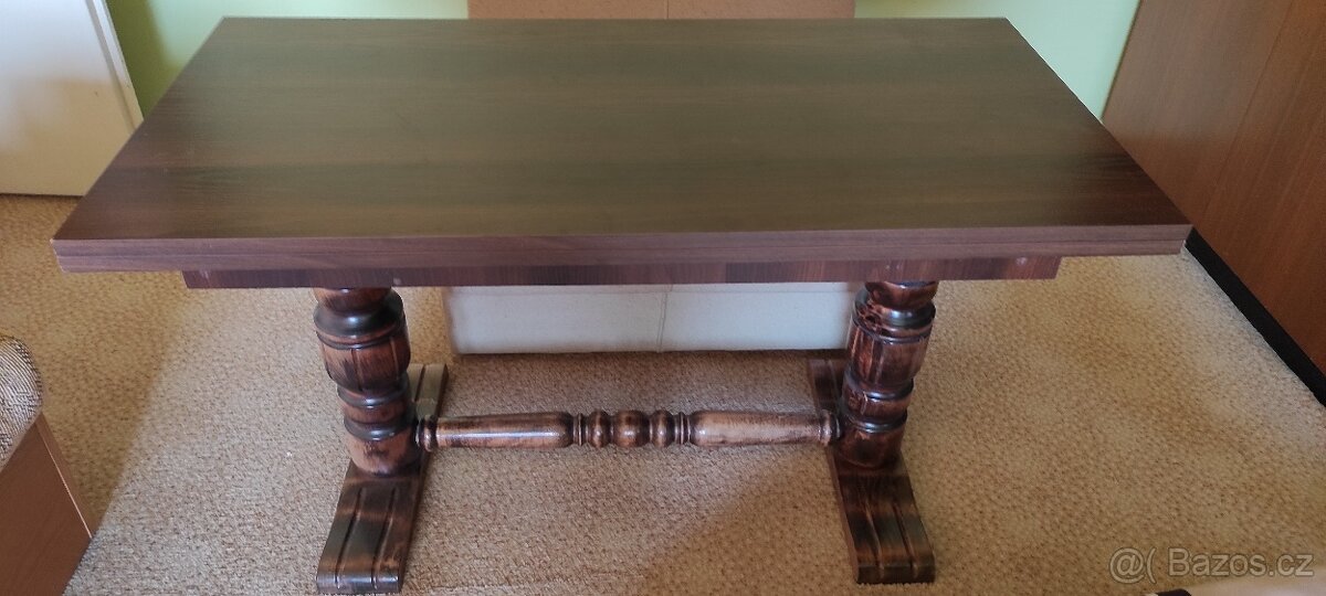 Dřevěný konferenční stolek