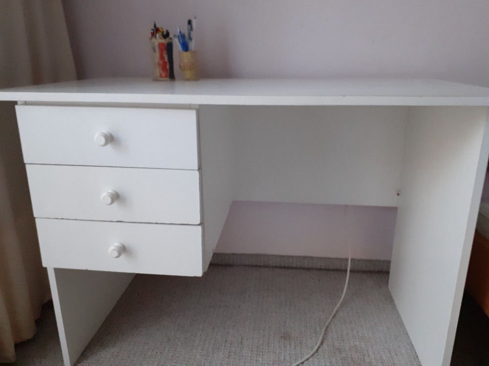 Bílý kancelářský stůl