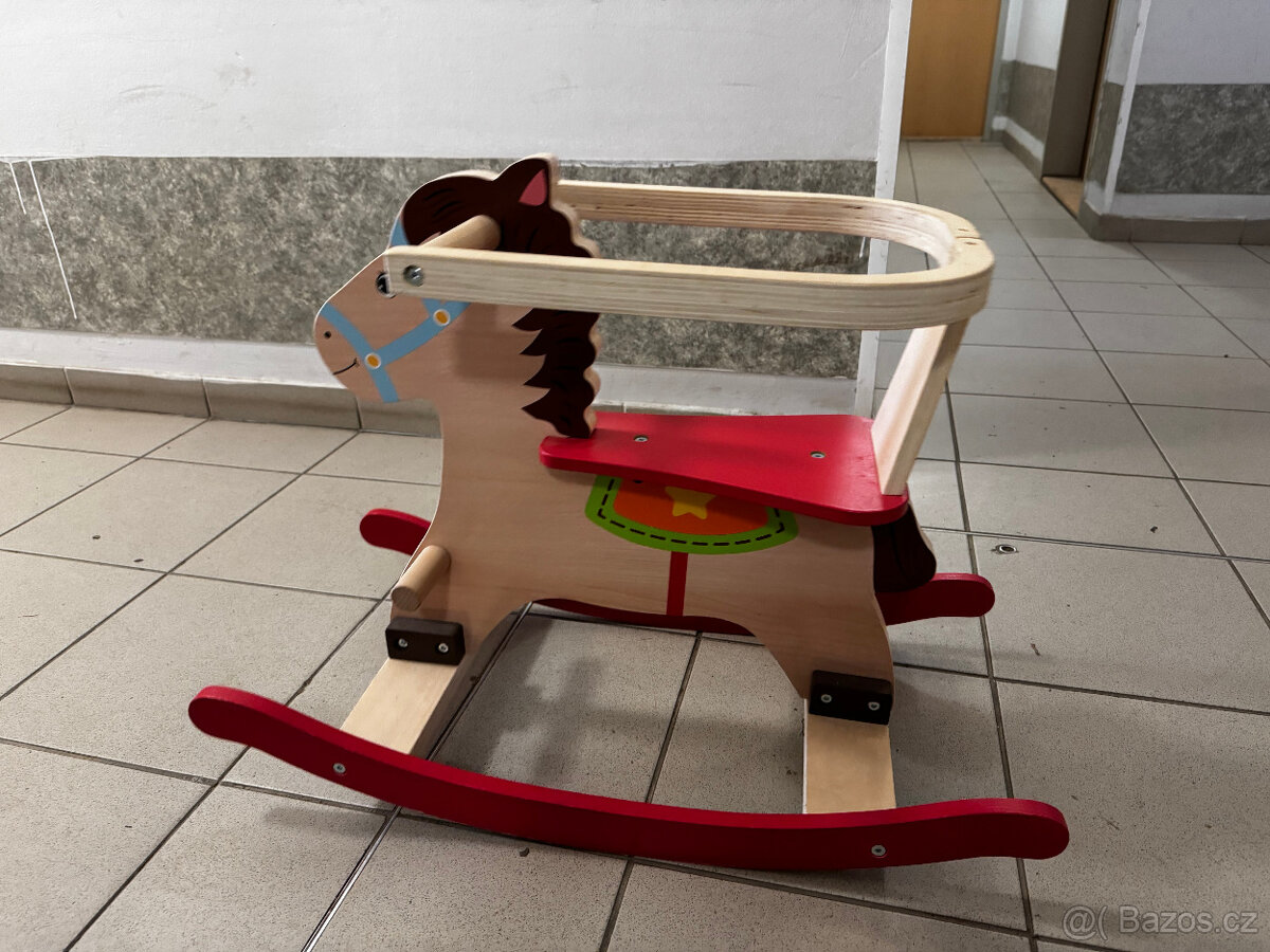 Dřevěný houpací kůň