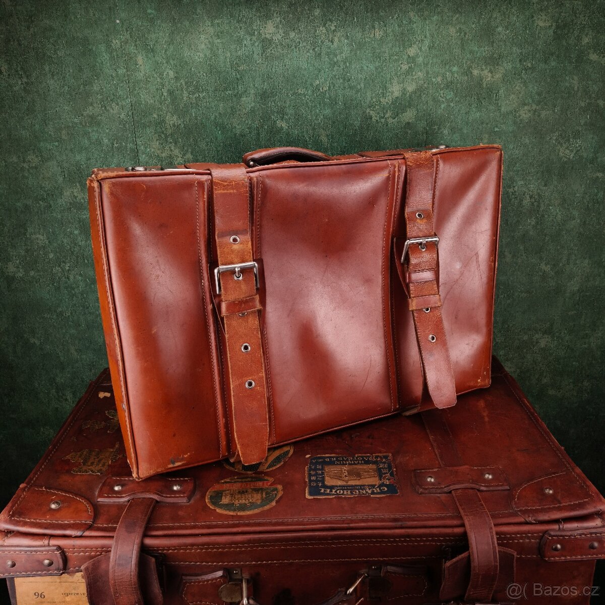 Kožený kufr s popruhy