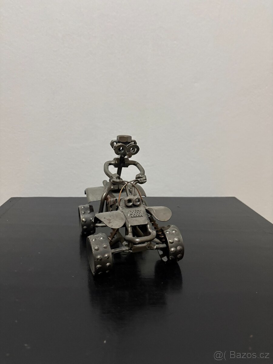 Kovová dekorace – čtyřkolka s jezdcem