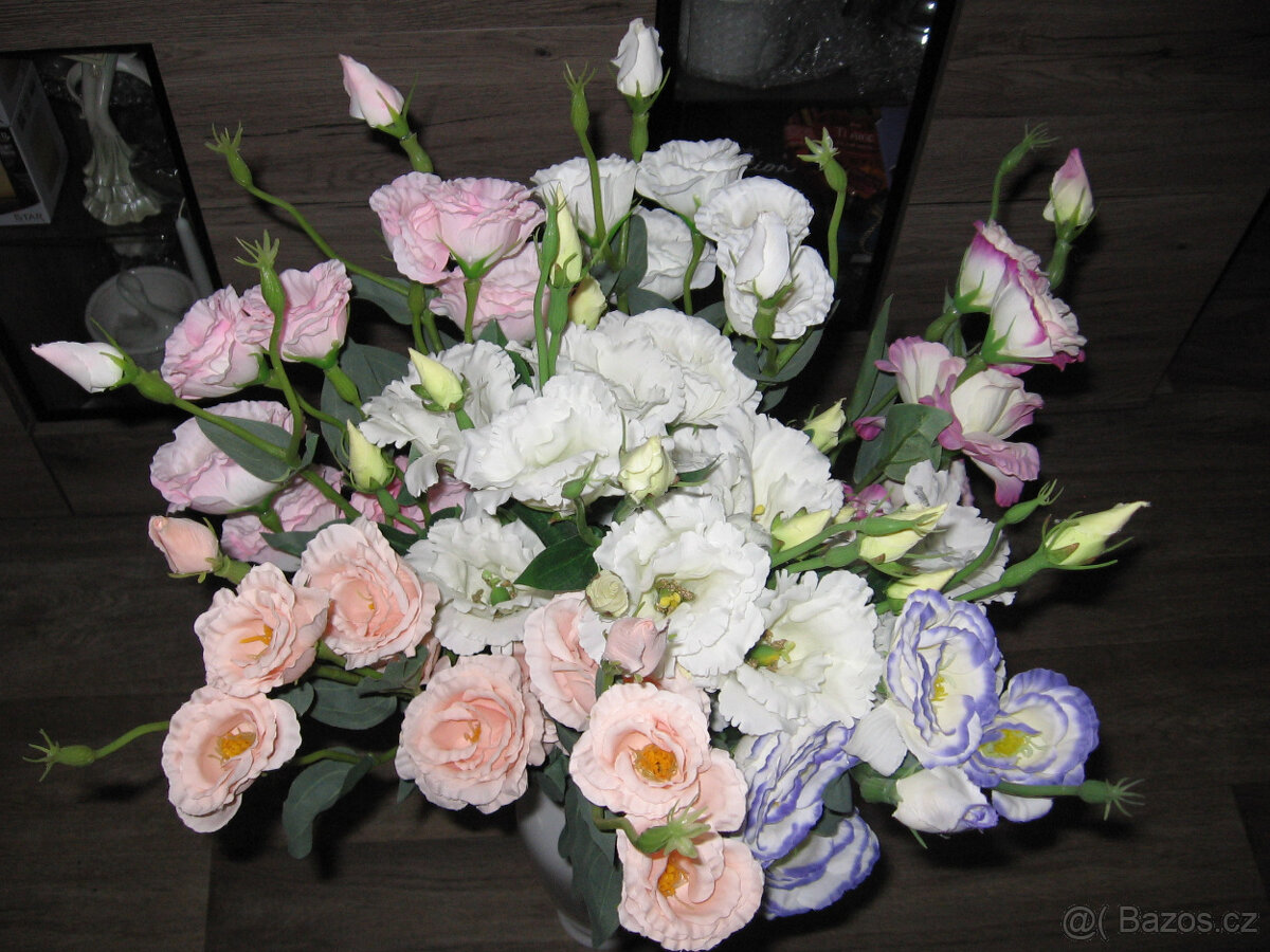 KYTICE 13-TI KS EUSTOMA V RUZNYCH BARVACH - NOVE