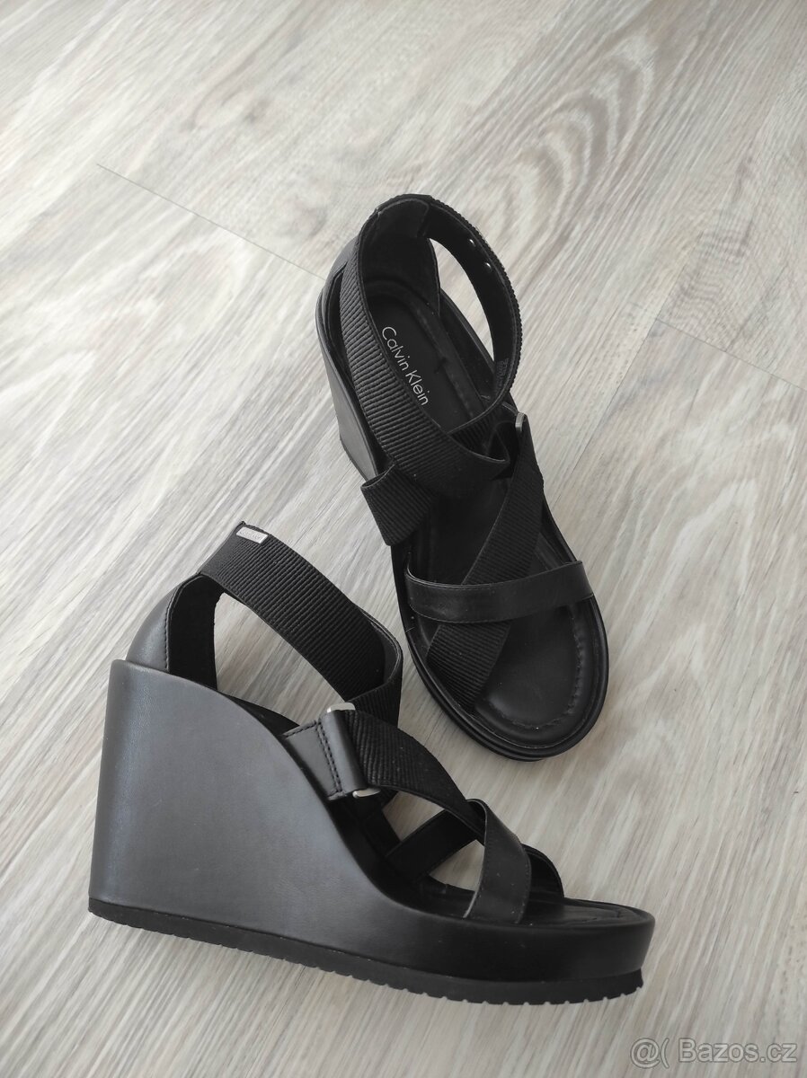 Calvin Klein sandály na klínu 38