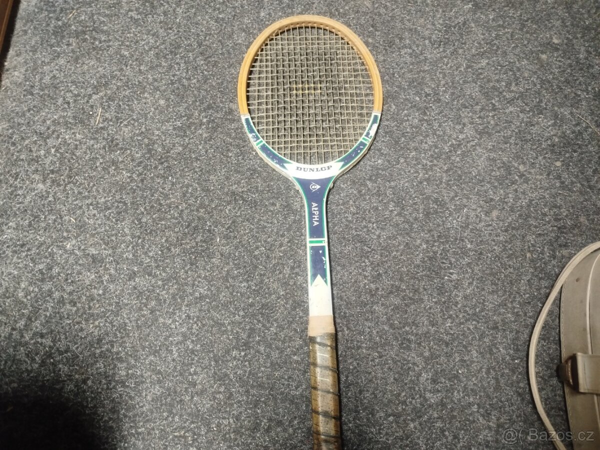 Tenisové rakety a míčky