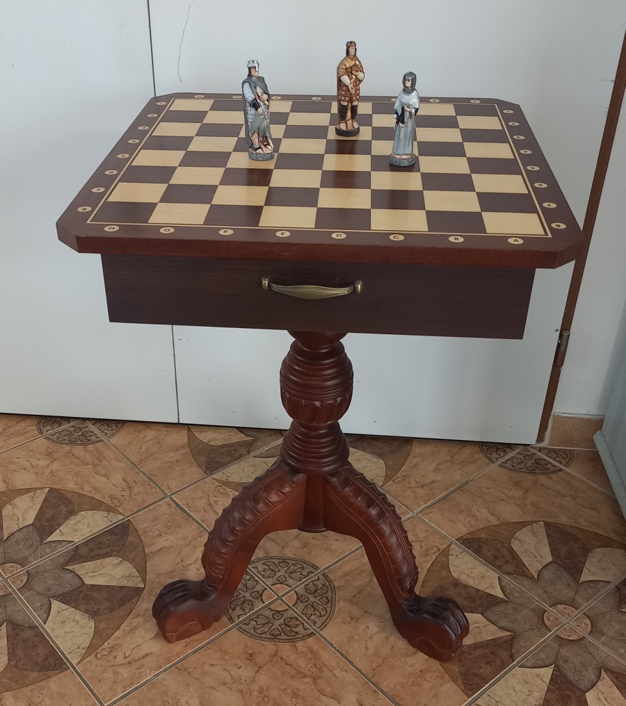 dřevěný šachový stůl bez figurek