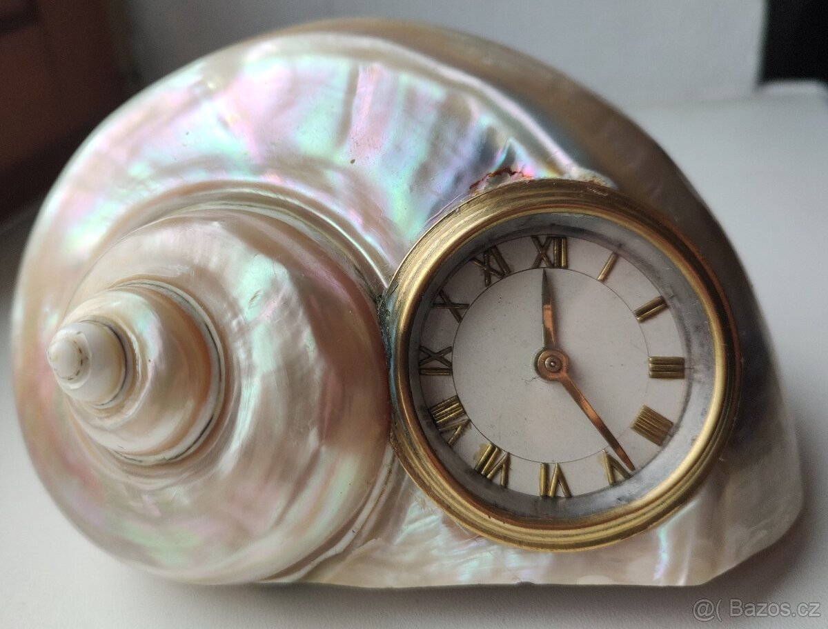 Starožitné hodiny , mořská mušle, perleť