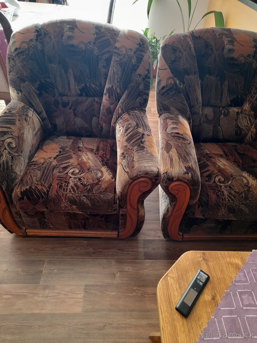Rozkládací gauč a dvě křesla.