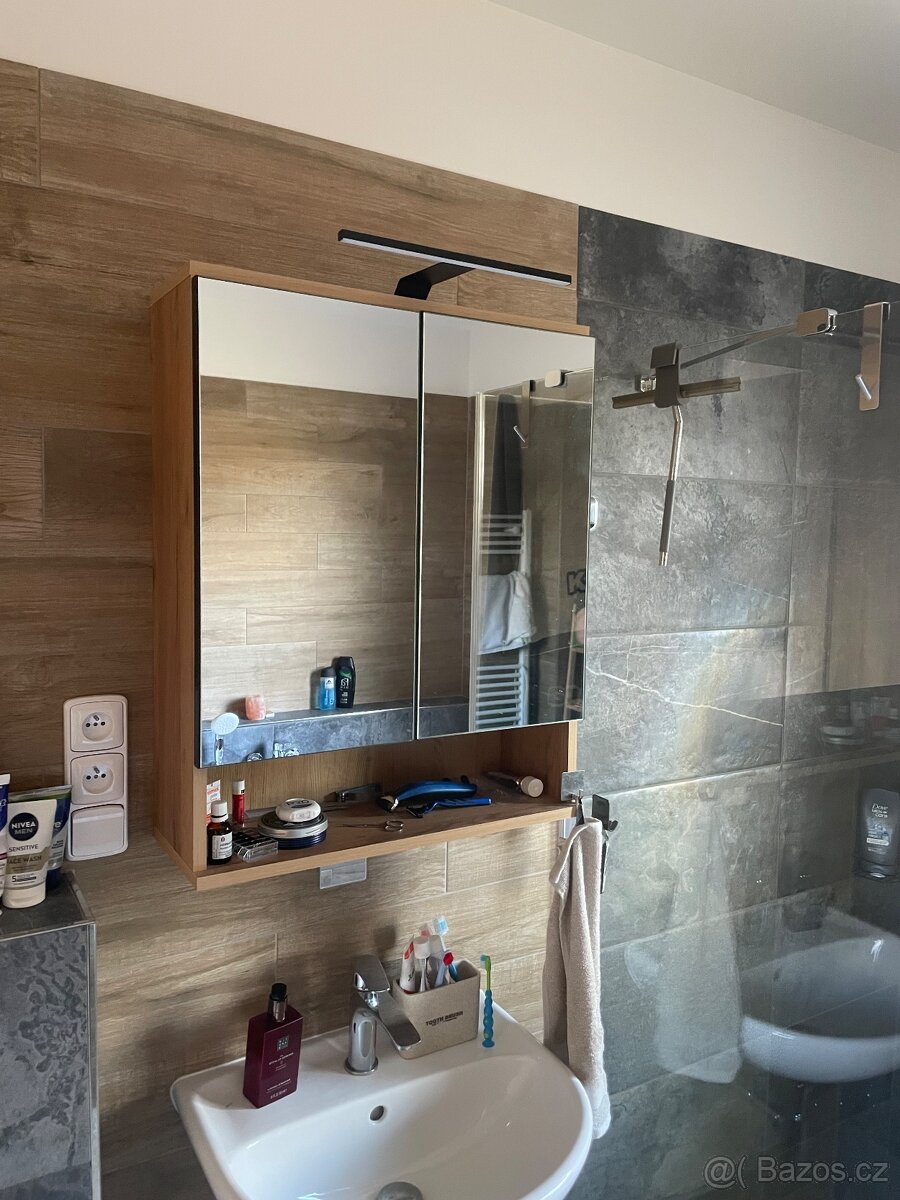 Zrcadlová skříňka