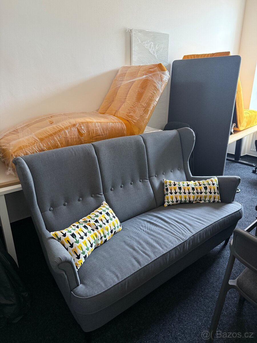 Šedý gauč IKEA Strandmon