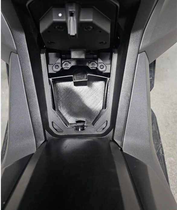 Honda ADV 350 přihrádka na klíče
