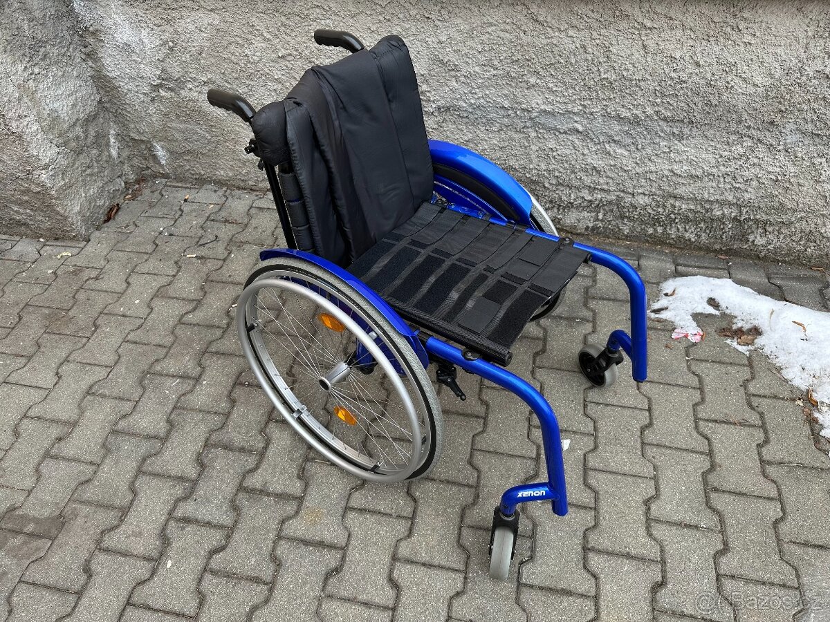 Invalidní vozík odlehčený, modrý, bez podnoží