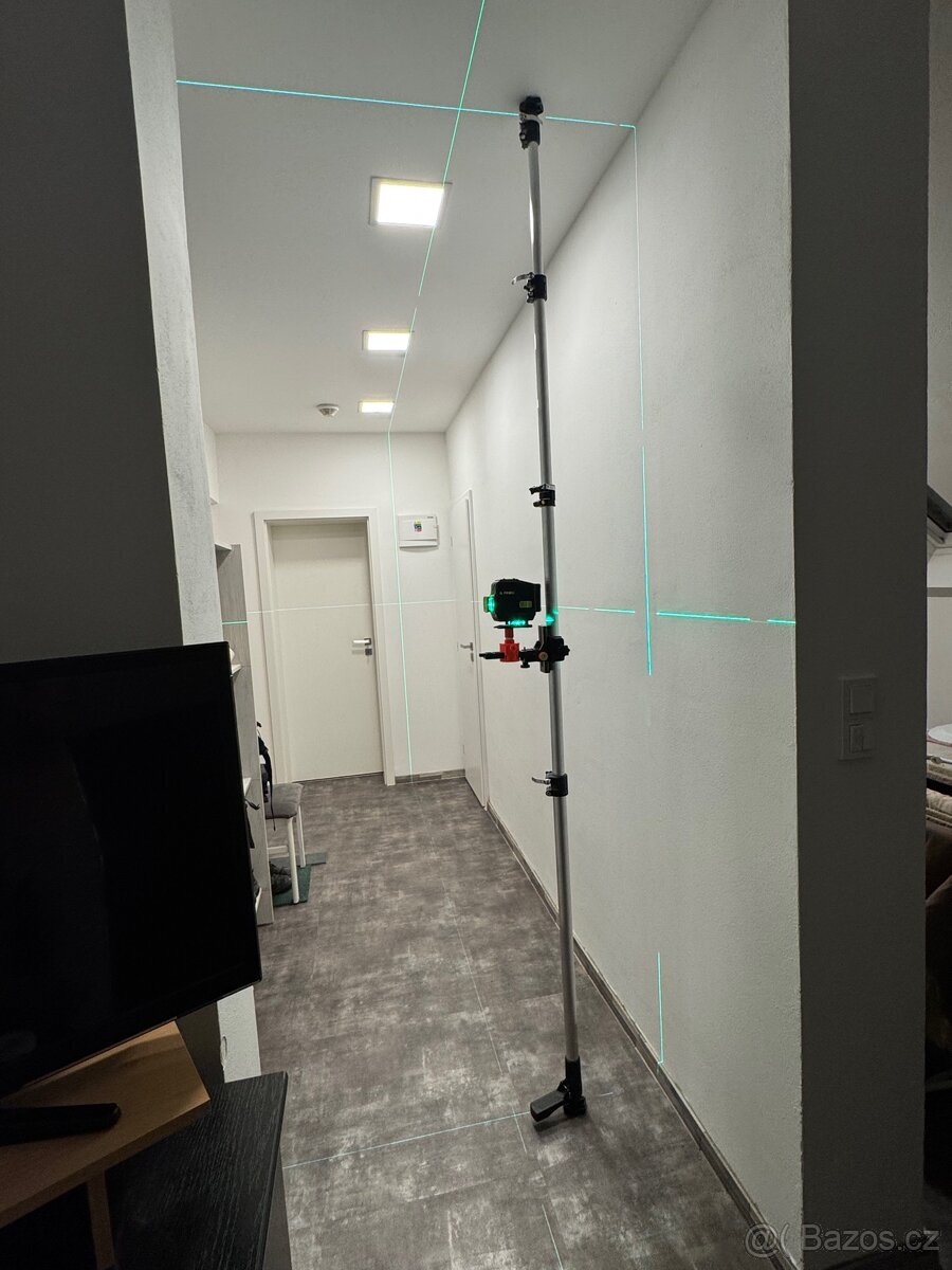 Teleskopická rozpěrná tyč pro laser