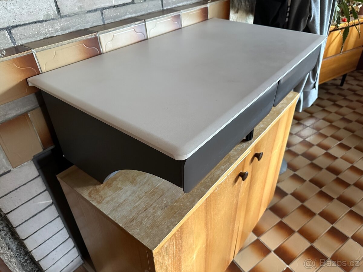 Psací stůl na zeď