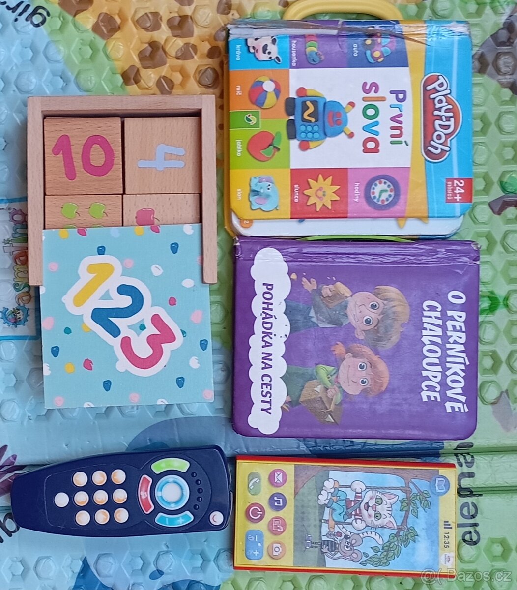 Hračky hudební, kreslici tabule, knížky