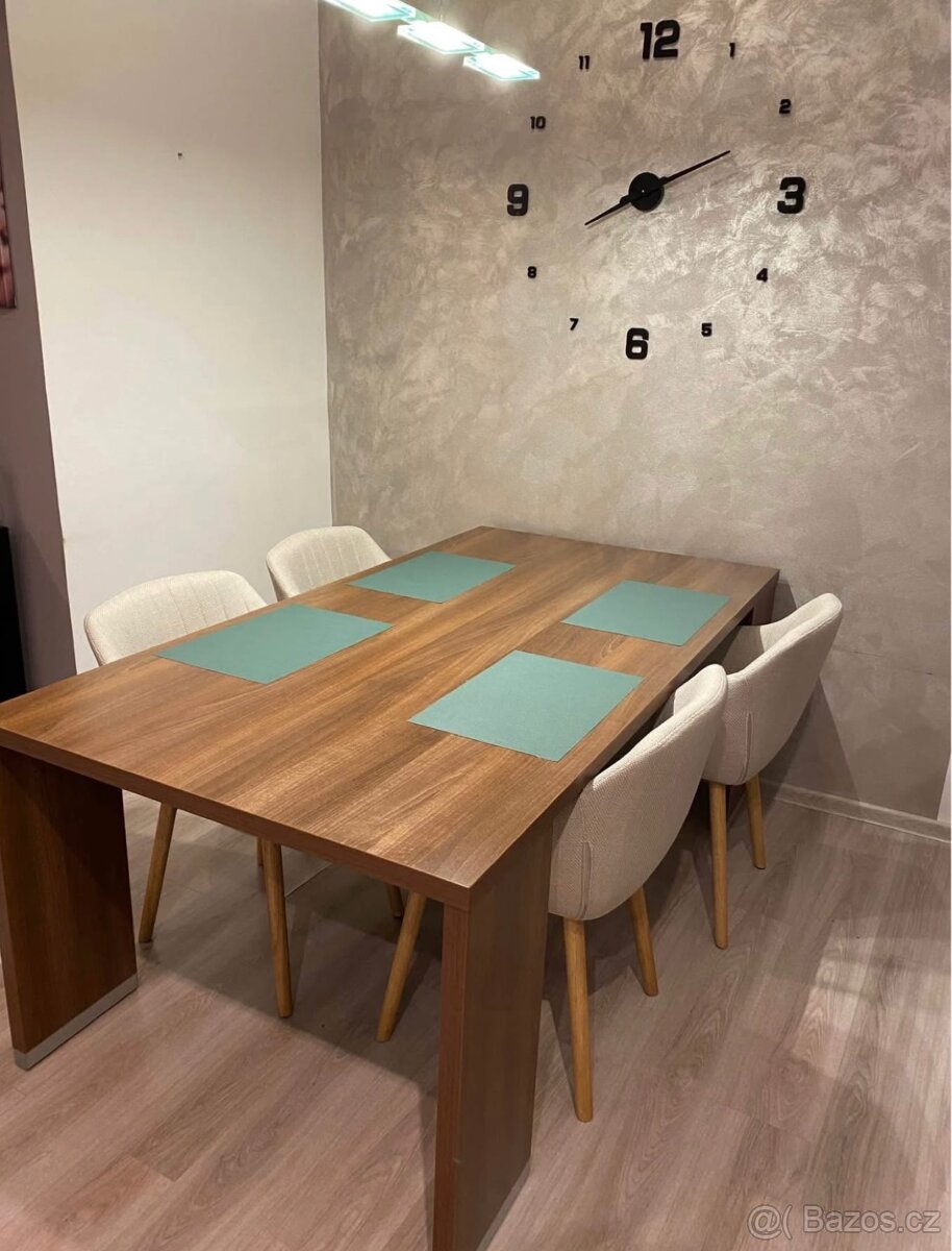 Velký jídelní stůl