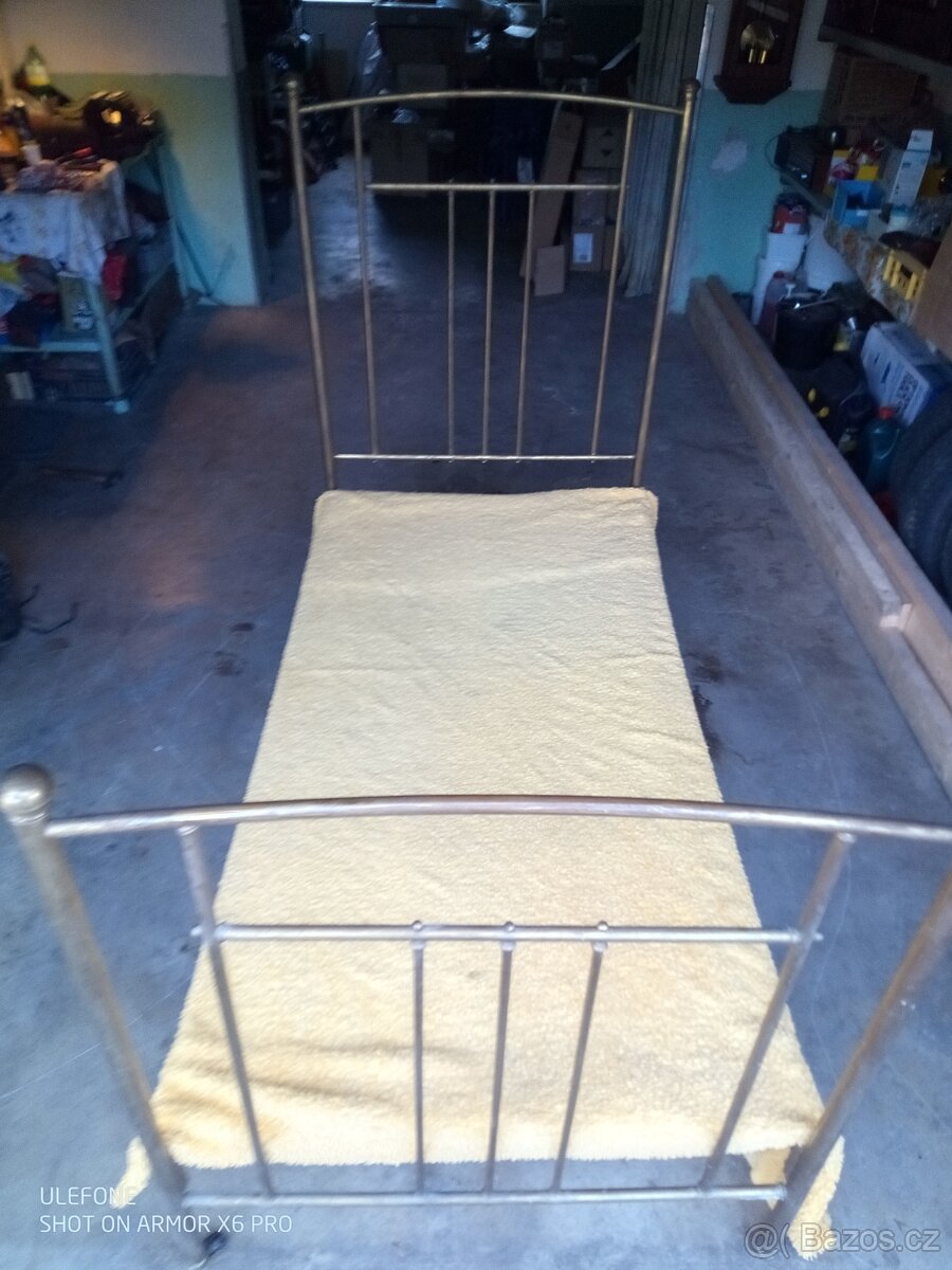 Krásná mosazno ocelová postel starožitná